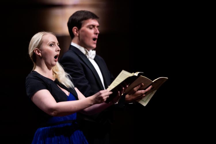 Sofie Elkjær Jensen og Morten Grove Frandsen dannede stemmepar, og det lovede godt for Beethoven-koncerten, der dog ikke helt kunne leve op til forventningerne. Måske på grund af afstandene i salen.   Foto: Annika Byrde/POLFOTO