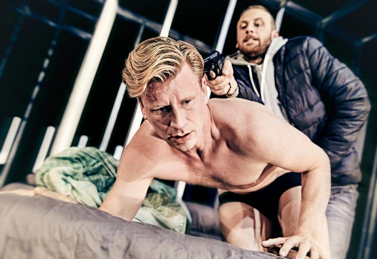 Andreas Jebro og Patrick Baurichter som henholdsvis Édouard og Reda, offer og gerningsmand. Men helt så enkelt er det ikke i 'En historie om vold' på Aveny-T. Foto: Emilia Therese