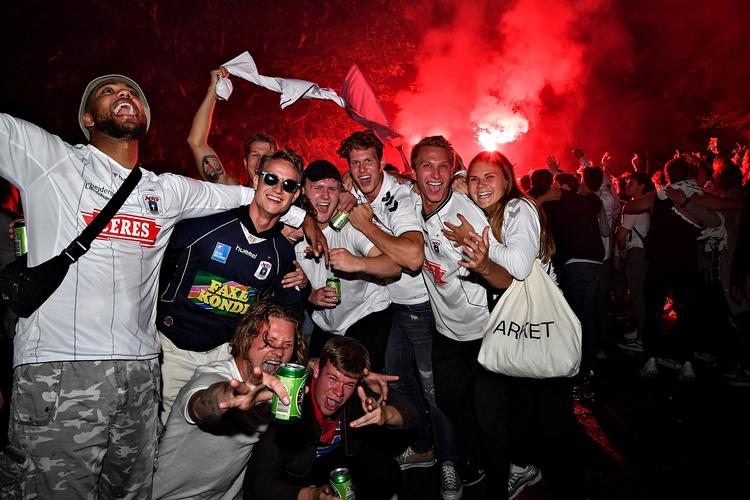 Det første sæt medaljer til AGF siden 1997 blev fejret i midtbyen med romerlys og fællesbad i springvandet Agnethe og Havmanden. Foto: Ernst van Norde
