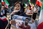 En kvinde holder portrættet af den iranske bryder Navid Afkari under en demonstration i Holland. Lørdagens Henrettelse af atleten har vækket opstand i sportsverdenen. Foto: Evert Elzinga/Ritzau Scanpix
