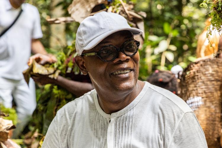 Samuel L. Jackson under optagelserne til ny dokumentarserie om slavehandel og hans egne forfædres historie. Et af seriens seks afsnit har fokus på danske slaveskibe. Foto: Associated Producers Ltd/Remi Pognante