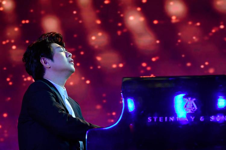 Når Lang Lang går på scenen, er de store gebærder en del af showet. Arkivpix Greg Baker