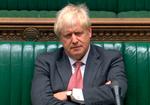 Boris Johnson sad med krydsede arme og rystede på hovedet under Labours indlæg i mandagens debat om et omstridt lovforslag fra den britiske regering.  Foto: -/Ritzau Scanpix