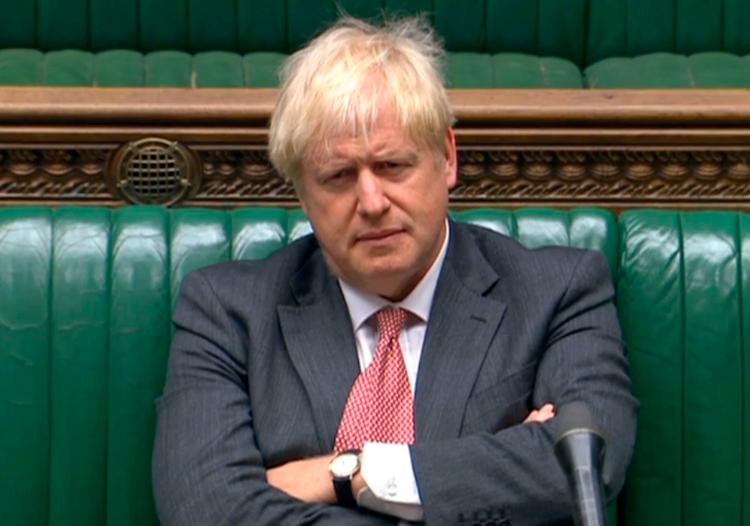 Boris Johnson sad med krydsede arme og rystede på hovedet under Labours indlæg i mandagens debat om et omstridt lovforslag fra den britiske regering.  Foto: -/Ritzau Scanpix