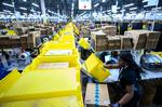 Amazon har haft godt gang i onlinebutikken under coronakrisen og mangler derfor 100.000 nye ansatte. Foto: Johannes Eisele/Ritzau Scanpix