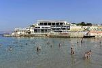 Sensommeren kalder på sol og strand i Marseille, men byens hospitaler er ved at blive fyldt til bristepunktet af indlagte med coronavirus.     Foto: Nicolas Tucat/Ritzau Scanpix