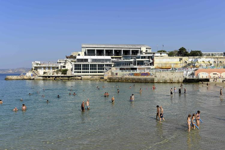 Sensommeren kalder på sol og strand i Marseille, men byens hospitaler er ved at blive fyldt til bristepunktet af indlagte med coronavirus.     Foto: Nicolas Tucat/Ritzau Scanpix