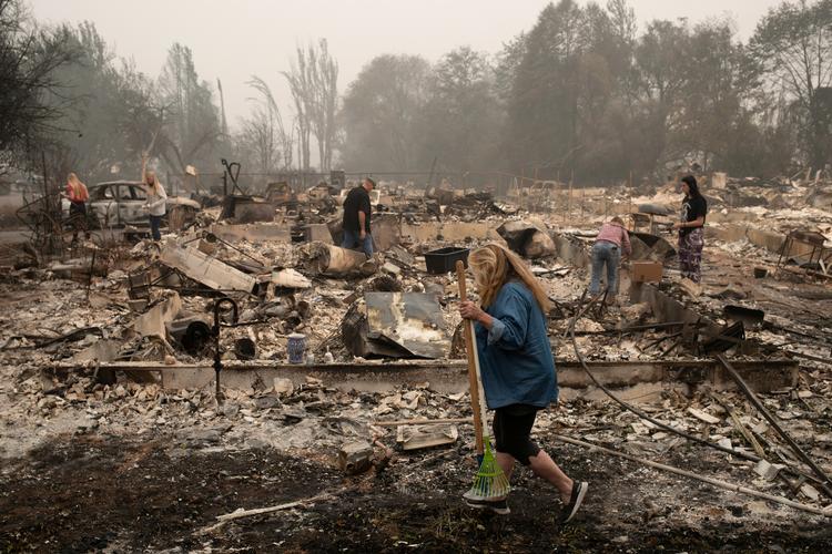   Store områder er brændt ned på den amerikanske vestkyst,  og familier har mistet deres hjem. Foto: Adrees Latif/Ritzau Scanpix