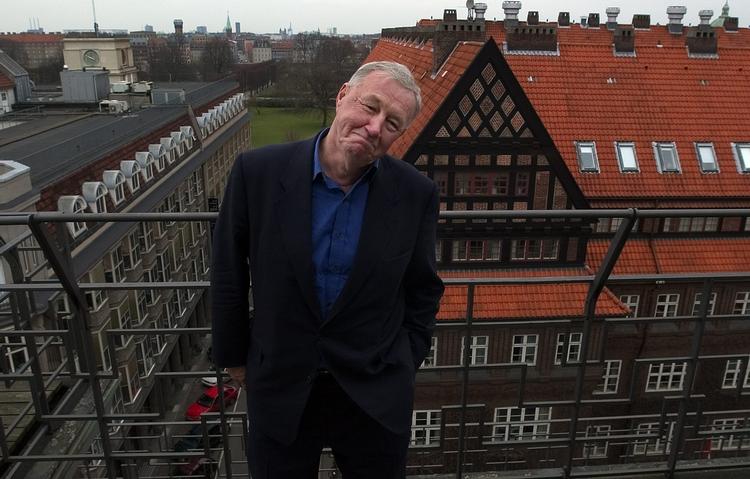  Terence Conran fik englænderne til at skifte deres tunge og opulente møbler ud med enkle og funktionelle. Han har også lært dem at sove med dyner, givet dem bedre kostvaner og smag for at gå på restaurant.  Foto: Finn Frandsen/POLFOTO