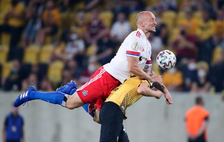 Toni Leistner var også på nakken af en Dresden-spiller.  Foto: Hannibal Hanschke/Ritzau Scanpix