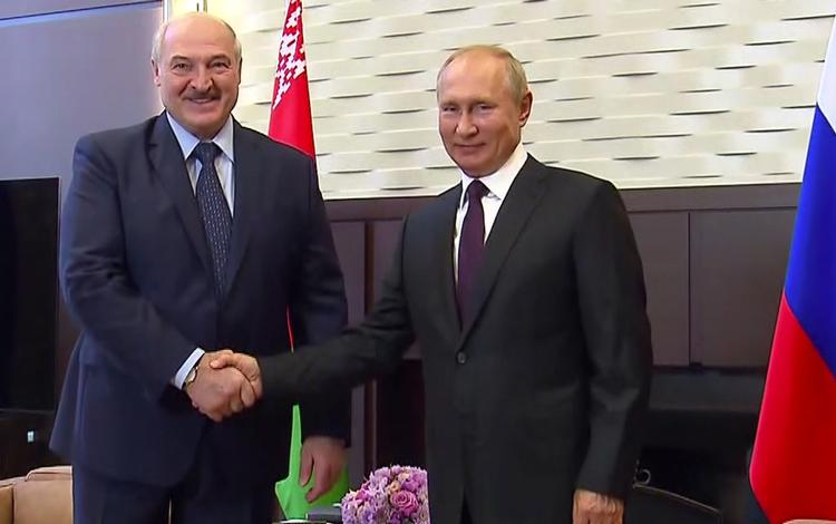 Putin og Lukasjenko har tidligere haft et anstrengt forhold, men alligevel har Lukasjenko fået støtte fra sin russiske modpart. Det er dog ikke omkostningsfrit, og Putin bruger Lukasjenkos position som en mulighed for at øge sin indflydelse i landet mod vest. Foto: Handout/Ritzau Scanpix