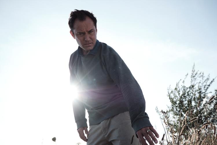 På Nuudays streamingtjeneste kan man bl.a. købe sig adgang til HBO Nordic, der for tiden viser thrillerserien 'The Third Day' med Jude Law.  Foto: HBO/Presse 