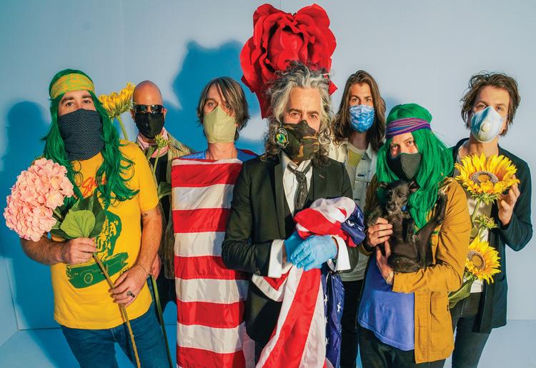 The Flaming Lips’ symfoniske syrepop lyder som signaler fra rummet, men de fortæller historier fra den amerikanske virkelighed. Den virkelighed, hvor man forholder sig til coronapandemien med mundbind.  Foto: George Salisbury