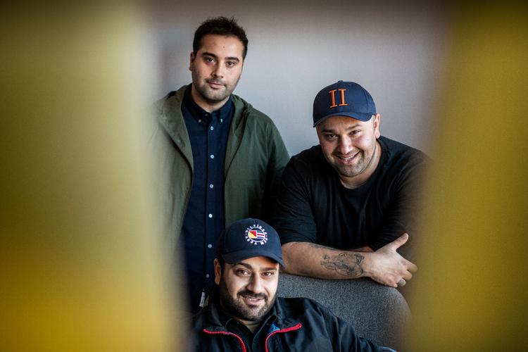 Mehdi Avaz (til højre) og hans mødre bragede ind på den danske filmscene med spillefilmen 'Mens vi lever'. Nu rykker Mehdi Avaz filmudstyret til Filmby Aarhus. 
Foto: Joachim Ladefoged Foto: Joachim Ladefoged