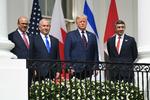 Bahrains udenrigsminister   Abdullatif al-Zayani (tv), Israels premierminister  Benjamin Netanyahu, USA's præsident Donald Trump og Emiraternes udenrigsminister, Abdullah bin Zayed Al-Nahyan på Truman-balkonen i Det Hvide Hus.    Foto: Saul Loeb/Ritzau Scanpix