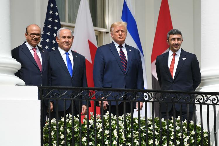 Bahrains udenrigsminister   Abdullatif al-Zayani (tv), Israels premierminister  Benjamin Netanyahu, USA's præsident Donald Trump og Emiraternes udenrigsminister, Abdullah bin Zayed Al-Nahyan på Truman-balkonen i Det Hvide Hus.    Foto: Saul Loeb/Ritzau Scanpix