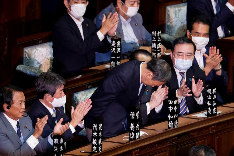 Yoshihide Suga bukker og takker efter at parlamentet har valgt ham til Japans nye regeringsleder.  Foto: Kim Kyung-hoon/Ritzau Scanpix