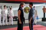 Rivalerne fra Karate Kid genforenes i serien Cobra Kai, hvor de leder efter balance og mening i livet. Foto: Guy D'alema