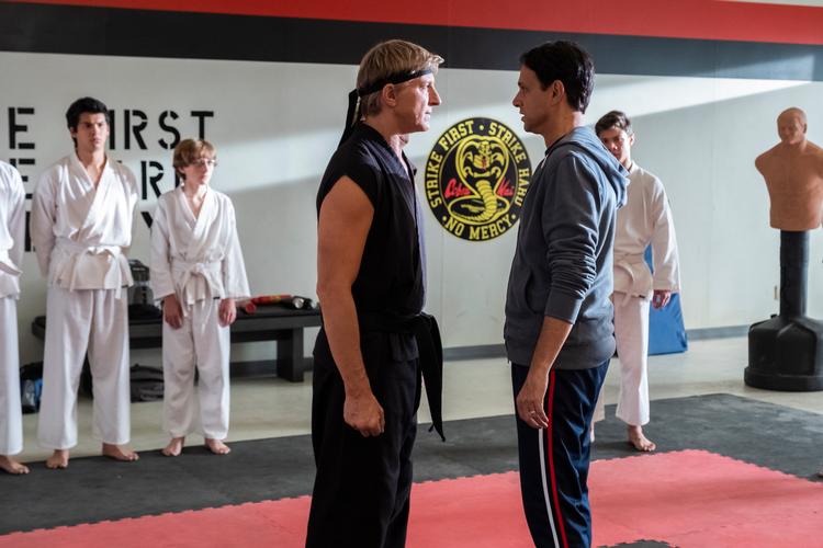Rivalerne fra Karate Kid genforenes i serien Cobra Kai, hvor de leder efter balance og mening i livet. Foto: Guy D'alema