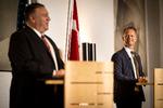     Udenrigsministerens ord 8. september kan tolkes derhen, at Danmark står sammen med USA, uanset om Donald Trump til november tildeles fire år mere i Det Hvide Hus, uanset usikkerheden om Grønlands fremtid, de nationalpopulistiske splittelser i Europa, Ruslands destruktive cybertrolde og Kinas voksende strategiske styrke, skriver Flemming Ytzen i denne klumme. 
På fotoet ses den amerikanske udenrigsminister Mike Pompeo, da han mødtes med Kofod i juli.  Arkivfoto Jens Hartmann Schmidt