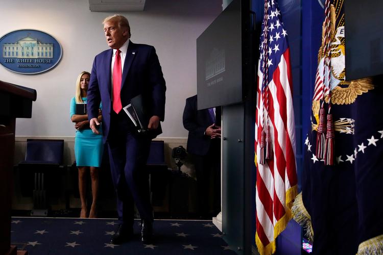 Donald Trump på gårsdagens coronapressemøde, hvor han modsagde sin topembedsmand.  Foto: Alex Wong/Ritzau Scanpix