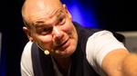 Andreas Bo hamrer derudad i et hæsblæsende tempo, men desværre er der ikke så meget gods i talestrømmen.  Foto: Jesper Christensen