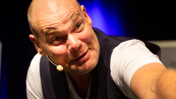 Andreas Bo hamrer derudad i et hæsblæsende tempo, men desværre er der ikke så meget gods i talestrømmen.  Foto: Jesper Christensen