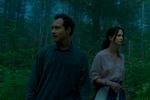 Jude Law og Katherine Waterston spiller hovedrollerne i HBO-serien 'The Third Day', hvis andet afsnit netop er frigivet. 