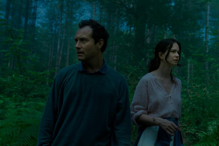 Jude Law og Katherine Waterston spiller hovedrollerne i HBO-serien 'The Third Day', hvis andet afsnit netop er frigivet. 