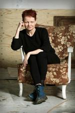 Malin Lindroth (f. 1965) er svensk forfatter og kulturskribent. Hun ønsker med sin bog fra 2018 at vise, at der findes forskellige former for udsathed. Foto: Ines Sebalj