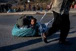 Endnu en familie har kurs mod politiets afspærring og indgangen til den nye lejr på Lesbos. Junior fik lov at hvile fødderne.
 Foto: Jacob Ehrbahn/POLFOTO