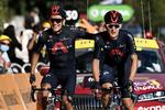 Richard Carapaz (t.v.) og Michal Kwiatkowski sætter punktum for en storslået fælles offensiv med sidstnævnte en anelse foran på stregen.
 Foto: Marco Bertorello/Ritzau Scanpix