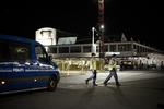     Københavns Politi var torsdag aften talstærkt til stede for at sikre, at det nye opholdsforbud i Kødbyen blev efterlevet. Foto: Valdemar Ren/POLFOTO