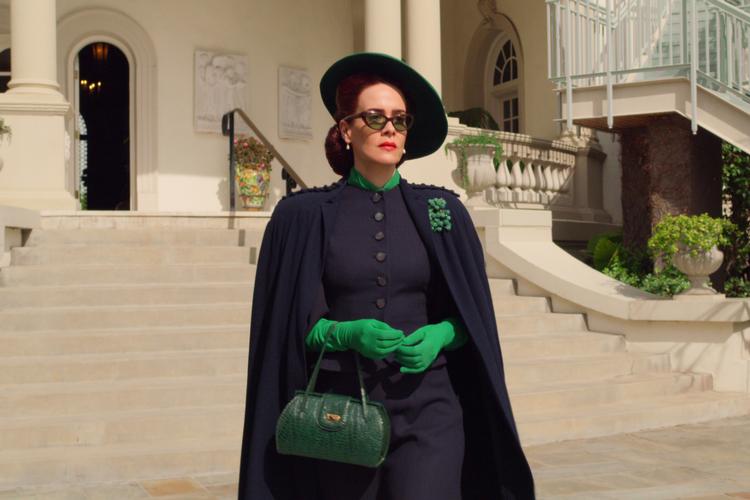 Sarah Paulson er god som den unge sygeplejerske Mildred Ratched, velforberedt og tilsvarende klædt.  Foto: PR/Netflix