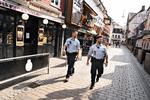 Aalborg har et natteliv, der tiltrækker unge fra store dele af Jylland. Her er politiet på patrulje i forlystelsesgaden Jomfru Anegade. Foto: Henning Bagger/Ritzau Scanpix