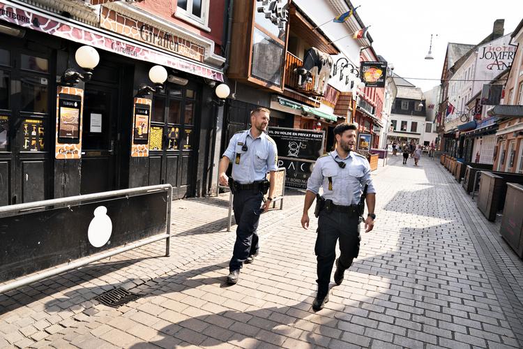 Aalborg har et natteliv, der tiltrækker unge fra store dele af Jylland. Her er politiet på patrulje i forlystelsesgaden Jomfru Anegade. Foto: Henning Bagger/Ritzau Scanpix