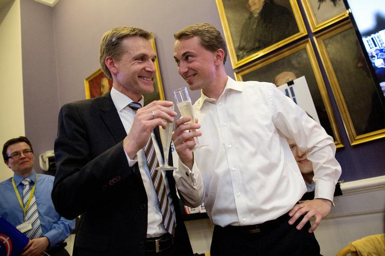 Stemningen var euforisk i 2014, da Morten Messerschmidt erobrede mere end hver fjerde stemme ved EP-valget. I dag er forholdet mellem Messerschmidt og partiformand Kristian Thulesen Dahl ifølge en ny bog et helt andet. Foto: Peter Hove Olesen/POLFOTO