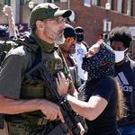  Et højreorienteret militsmedlem i konfrontation med en Black Lives Matter-aktivist i Louisville, Kentucky, 5. september. Foto: Bryan Woolston/Ritzau Scanpix