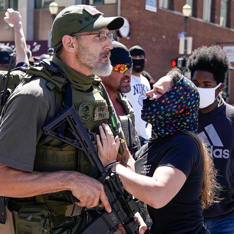  Et højreorienteret militsmedlem i konfrontation med en Black Lives Matter-aktivist i Louisville, Kentucky, 5. september. Foto: Bryan Woolston/Ritzau Scanpix