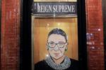 Et maleri af Ruth Bader Ginsburg, fortografet i et vindue i nat i New York. Foto: Andrew Kelly/Ritzau Scanpix