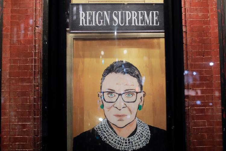 Et maleri af Ruth Bader Ginsburg, fortografet i et vindue i nat i New York. Foto: Andrew Kelly/Ritzau Scanpix