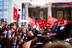Socialdemokraterne er kendt for at feste, når det går godt, som her på valgaftenen i 2019. Men hvis nogen folkevalgte går over stregen til fest eller til hverdag, bliver det muligt at klage til et advokatkontor. Arkivfoto. Foto: Jonas Olufson