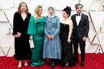 Feras Fayyad poserer på den røde løber ved Oscarshowet tidligere i år. Fra venstre ses filmens producenter fra Danish Documentary Production Sigrid Dyekjaer og Kirstine Barfod. I midten står Dr. Amani og ved siden af Feras Fayyad står Alisar Hasan. Foto: Eric Gaillard/Ritzau Scanpix