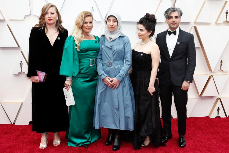 Feras Fayyad poserer på den røde løber ved Oscarshowet tidligere i år. Fra venstre ses filmens producenter fra Danish Documentary Production Sigrid Dyekjaer og Kirstine Barfod. I midten står Dr. Amani og ved siden af Feras Fayyad står Alisar Hasan. Foto: Eric Gaillard/Ritzau Scanpix