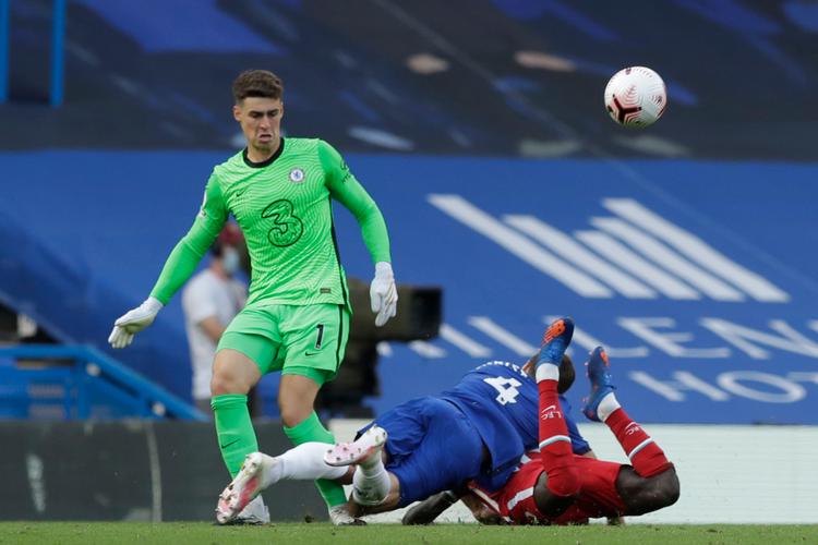 Andreas Christensen overfaldt Sadio Mane bagfra, mens den anden uheldige Chelsea-mand blot kunne se til.  Foto: Matt Dunham/Ritzau Scanpix