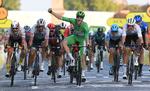 Sam Bennett jubler over sin anden etapesejr, mens Mads Pedersen yderst til højre må se sig henvist til andenpladsen. Foto: Pool/Ritzau Scanpix
