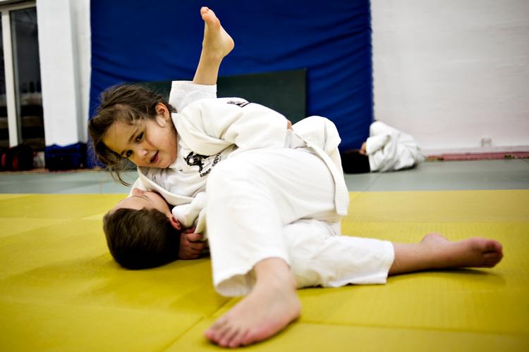 Børn, der eksempelvis dyrker judo i en judoklub eller leger kampleg i deres idrætsundervisning i skolen, er ikke optaget af at kæmpe for tilskuernes skyld. Foto: Anita Graversen/POLFOTO
