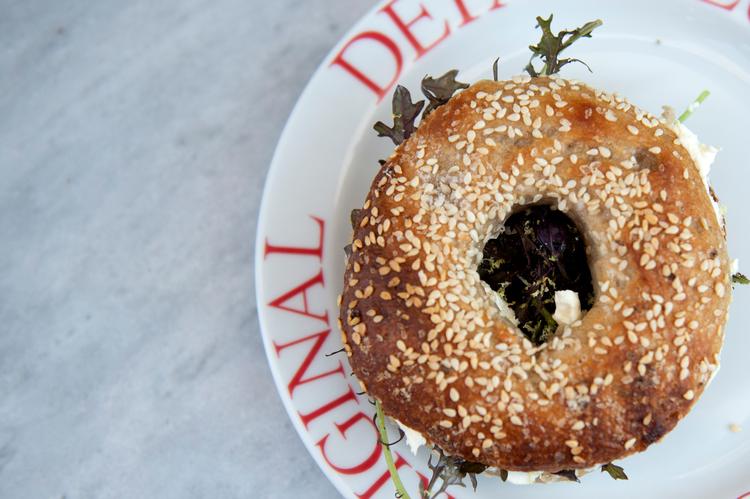 Depanneur i Rantzausgade lader til at have fundet opskriften på en noget nær perfekt bagel. Og det er ellers ikke sådan lige til.  Foto: Annika Byrde/POLFOTO