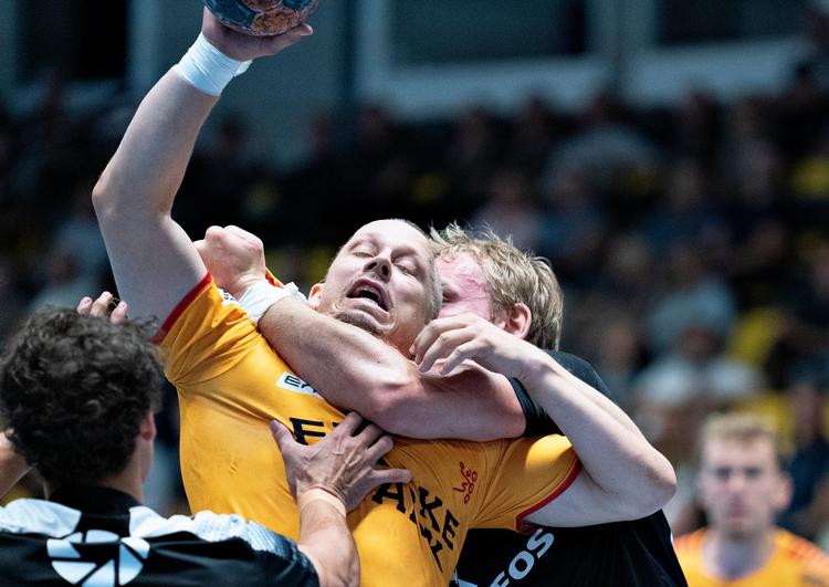 GOG's Morten Olsen og Bjerringbro-Silkeborgs Rene Toft Hansen var i infight i ligaen for et par uger siden. Lørdag tager de fat igen. Foto: Henning Bagger/Ritzau Scanpix