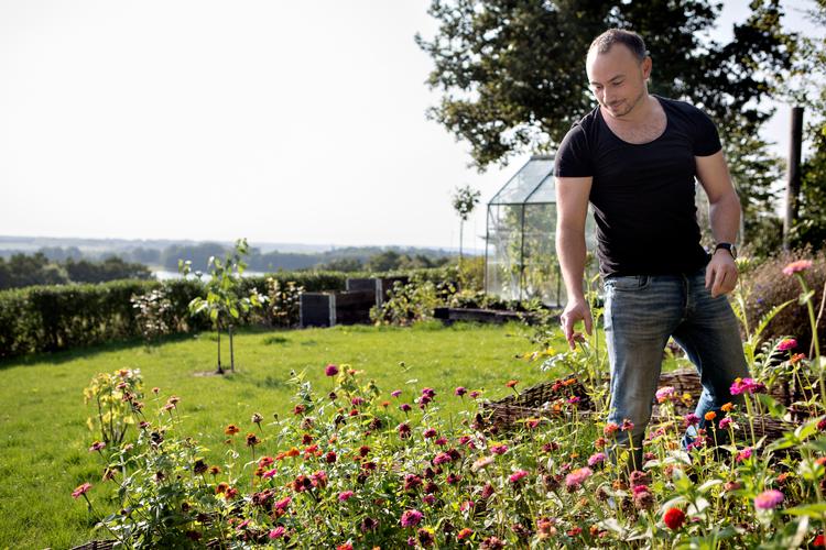 Selv om Dennis Bramsen elsker havearbejde, blomster, køkkenhave og frugttræer, ønsker han sig mere end noget andet et barn. Den fremtid synes dyster, for Sydafrika stopper måske med at adoptere til homoseksuelle par som Dennis og hans mand René. Foto: Mathilde Bech